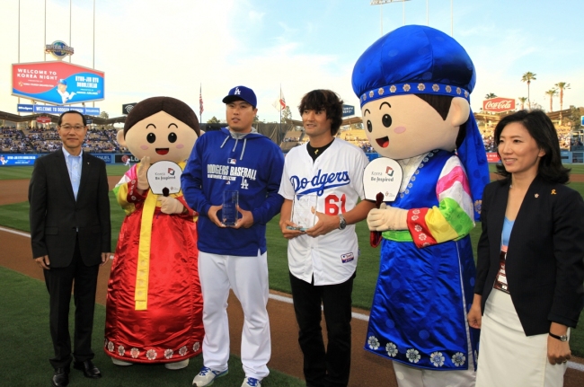 PHOTOS: Los Angeles Dodgers Host Korean Heritage Night - Character Media