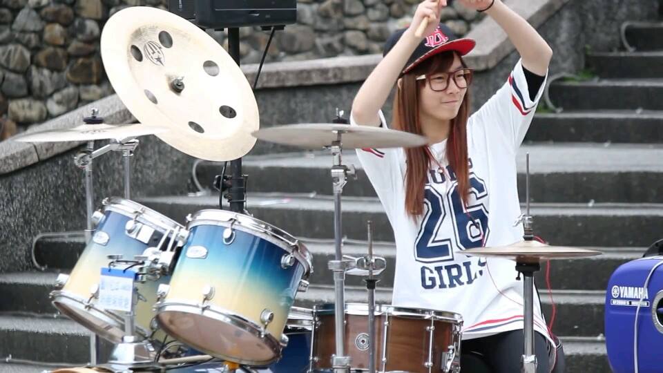 Amazing Taiwanese Girl Drummer Rocks Out to K pop 